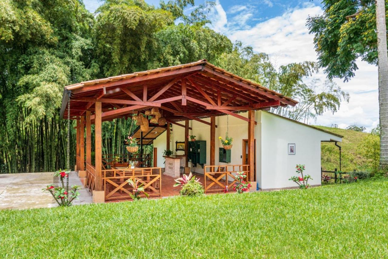 Agradable Cabana Cafetera Con Jacuzzi A 12 Min Del Centro De Pereira Eksteriør bilde